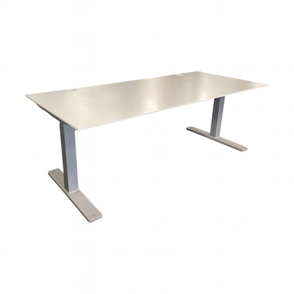 Elektrisk hev/senk skrivebord fra Kinnarps, hvit, 180x80 cm