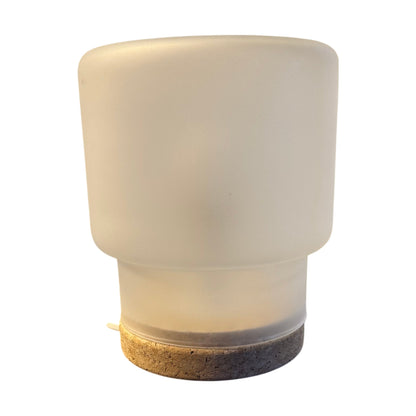 Liten hvit bordlampe