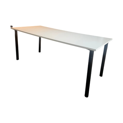 Skrivebord i hvit m/ sorte ben, 180cm