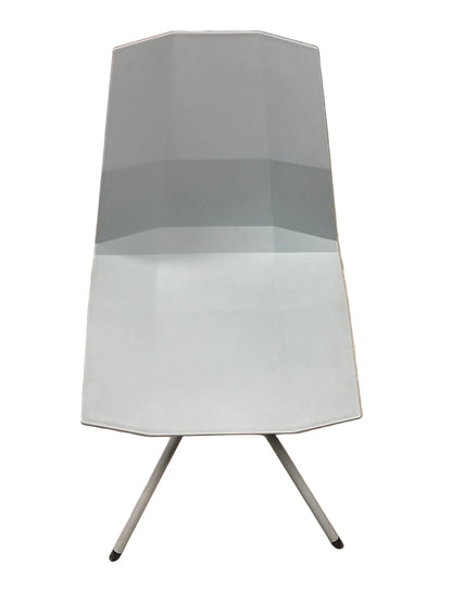 Designstol med unikt firkantet design