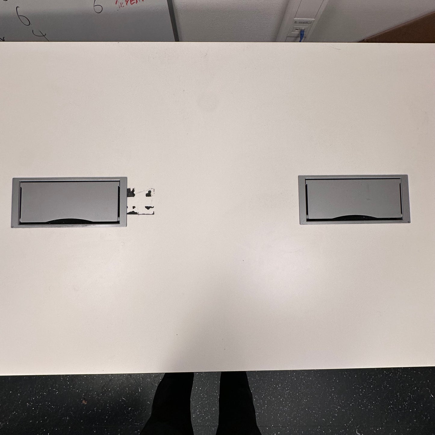 Møtebord i hvit laminat fra Edsbyn, 240x100 cm