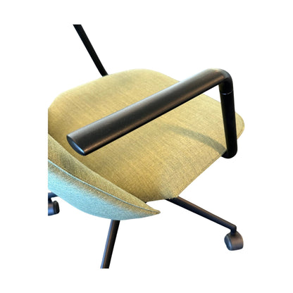 Fjell 5ER møteromsstol fra Fora Form, lys grønn, med armlener