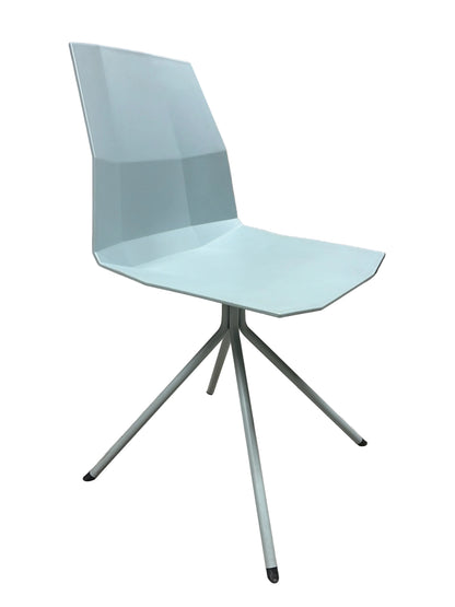 Designstol med unikt firkantet design