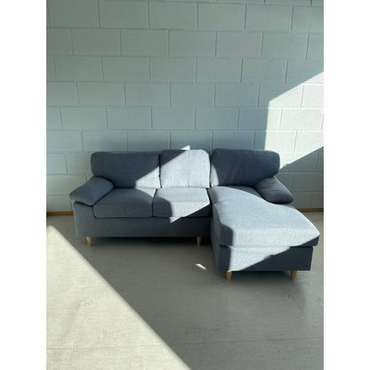 Grå Gedved sofa med sjeselong fra Jysk