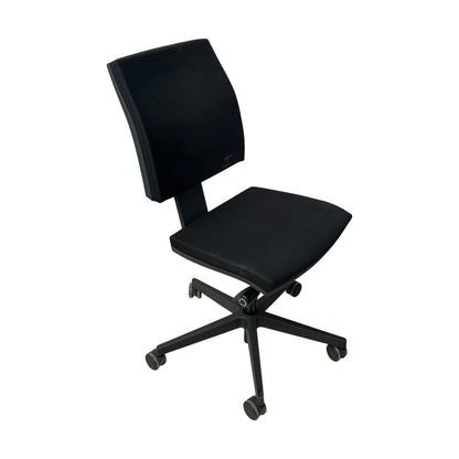 Kontorstol i sort stoff, høy rygg