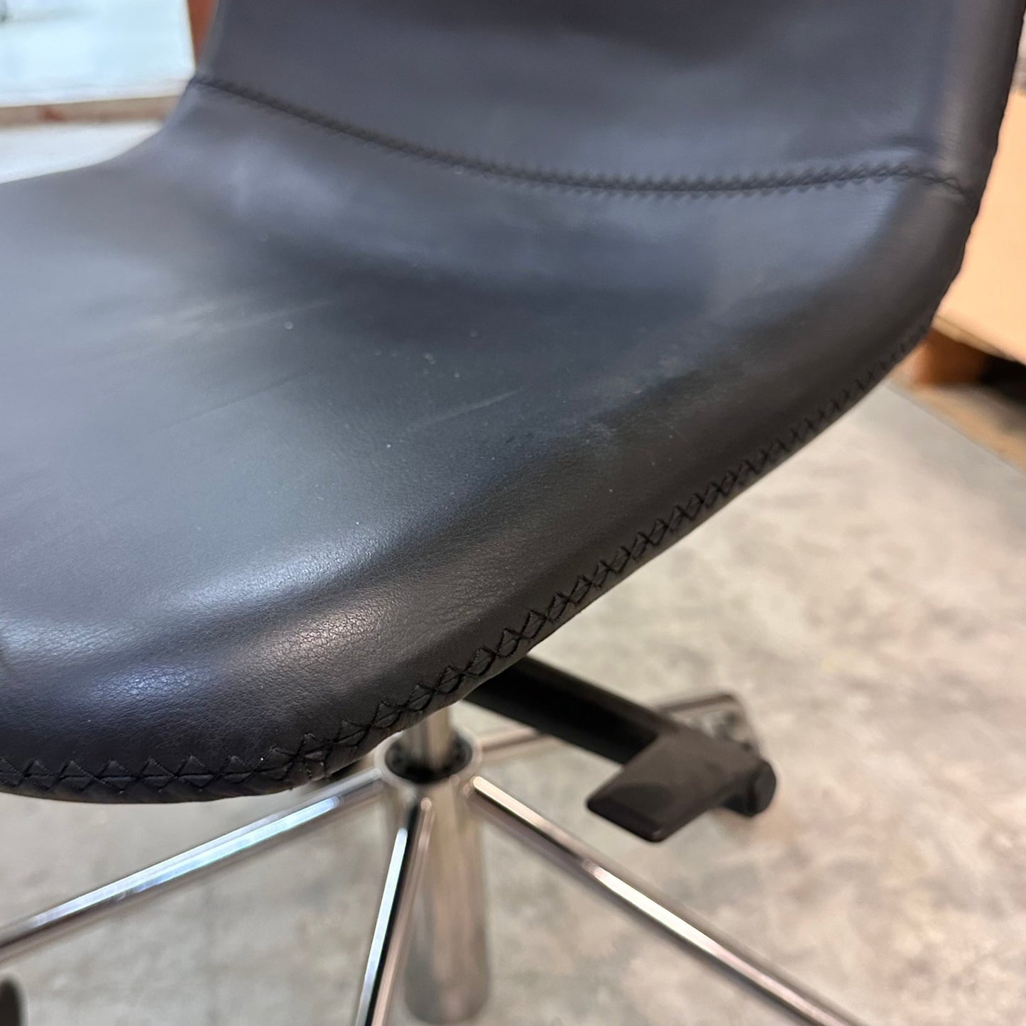 Møteromsstol fra Materia, skinn, utmerket stand