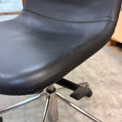 Møteromsstol fra Materia, skinn, utmerket stand