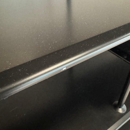 Helsort og praktisk hyllereol