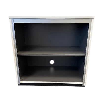 Hylle fra IKEA, hvit, med rullegardin