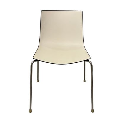 Arper Catifa 46 møteromsstol, hvit, stabelbar