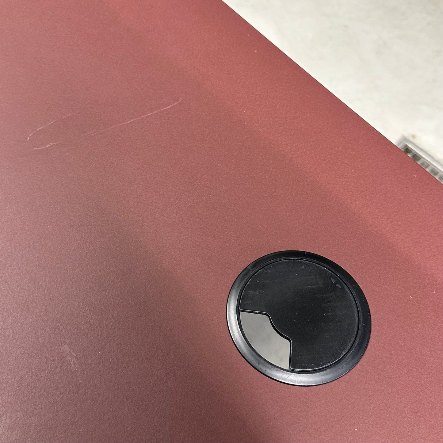 Elektrisk hev/senk skrivebord fra Linak, rød, 140x70 cm