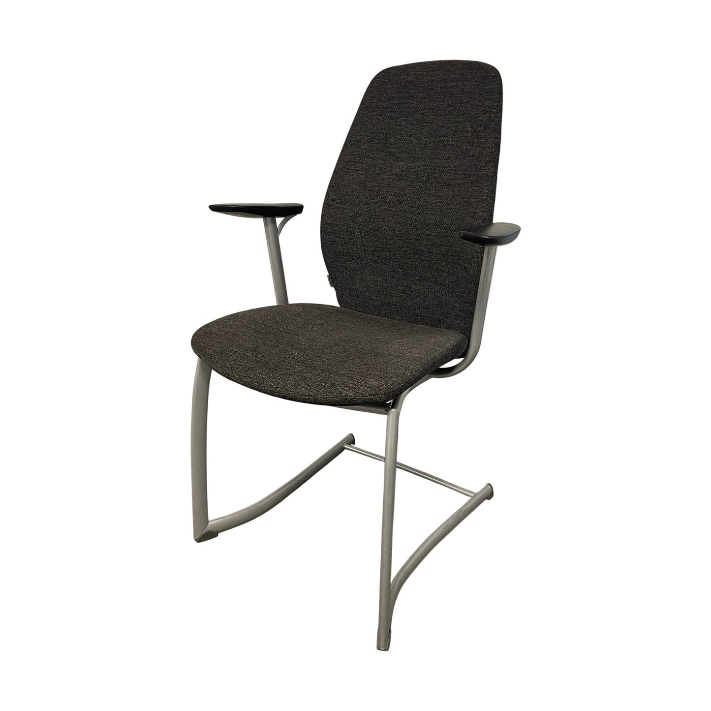 PLUS konferansestol fra Kinnarps, grå, med armlener