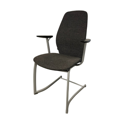 PLUS konferansestol fra Kinnarps, grå, med armlener