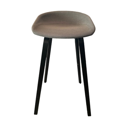 Hay about a stool, grå