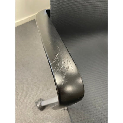 Møteromsstol fra ELJ, svart med hevsenk