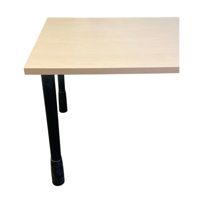 Trefarget skrivebord m/ sorte ben, 180cm