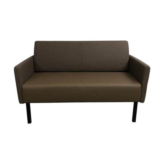 Eon 2-seter sofa fra VAD, ullstoff og skinn