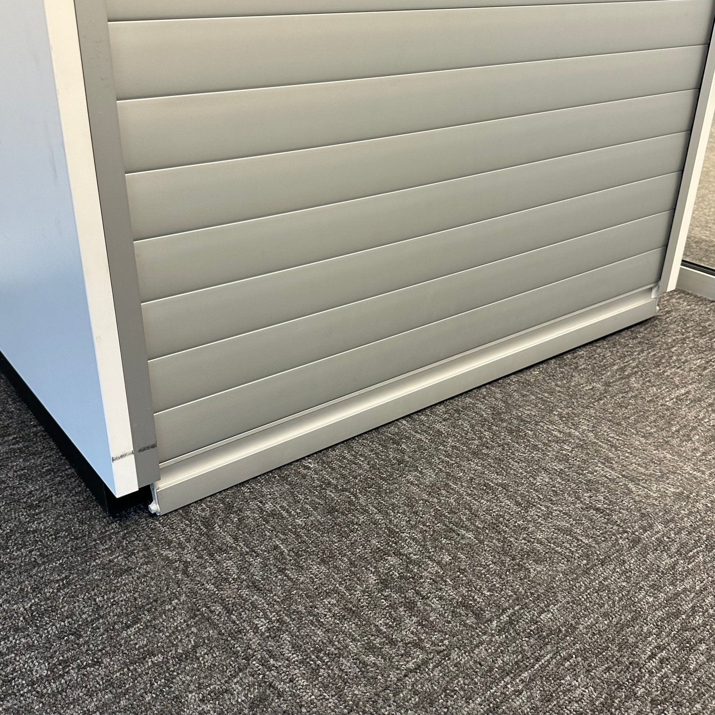 Hylle fra IKEA, hvit, med rullegardin