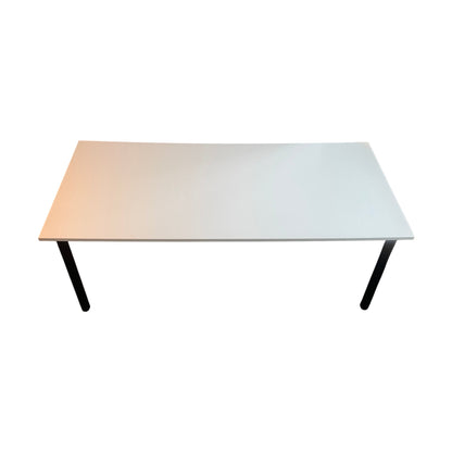 Skrivebord i hvit m/ sorte ben, 180cm