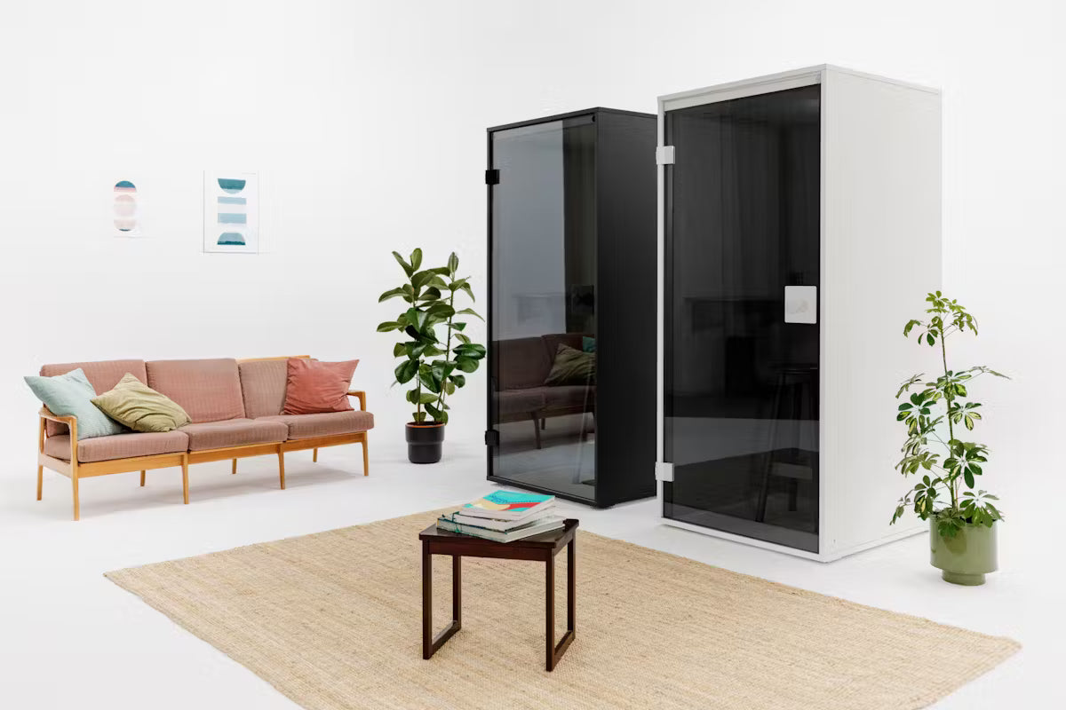 Focus stillerom fra Berlin Acoustics – svart, 970x990x215 cm