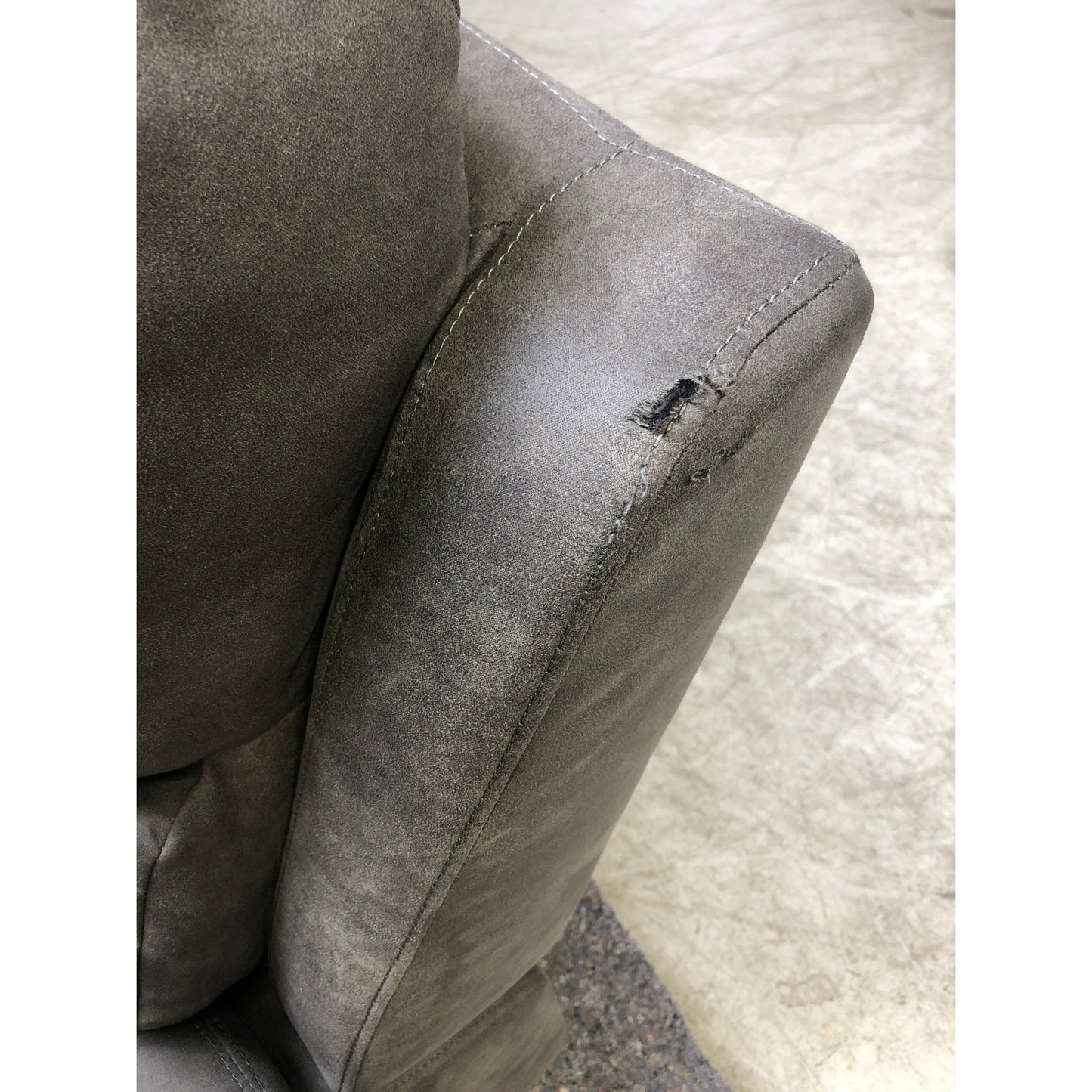 Mayfield 2-seter sofa fra A-Møbler, microfiber