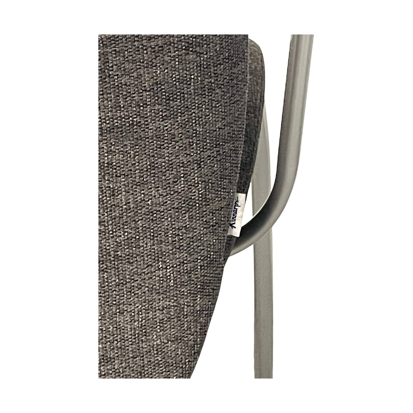 PLUS konferansestol fra Kinnarps, grå, med armlener