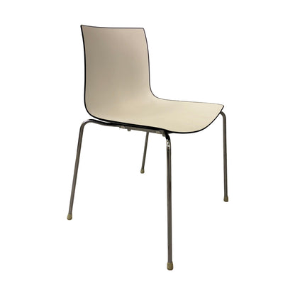 Arper Catifa 46 møteromsstol, hvit, stabelbar