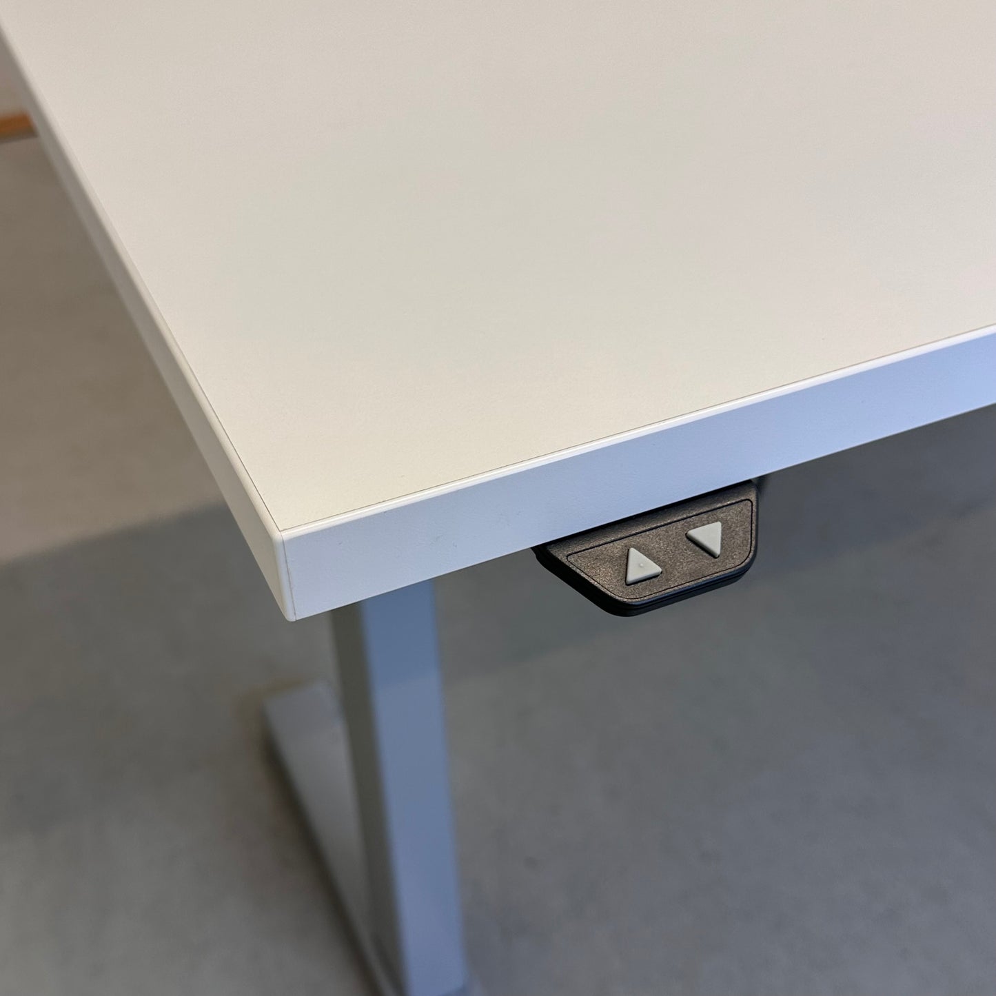 Elektrisk hev/senk skrivebord 160x80 cm, hvit laminat, Linak