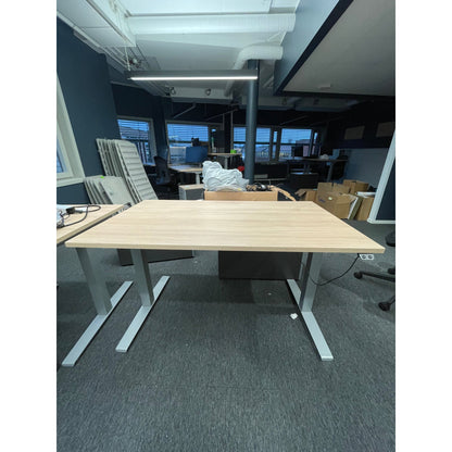 EFG elektrisk hev/senk skrivebord, trefarget, 140x80 cm