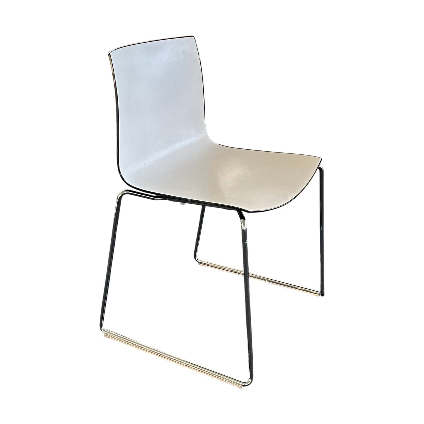 Catifa 46 møteromsstol fra Arper, hvit med sort ramme