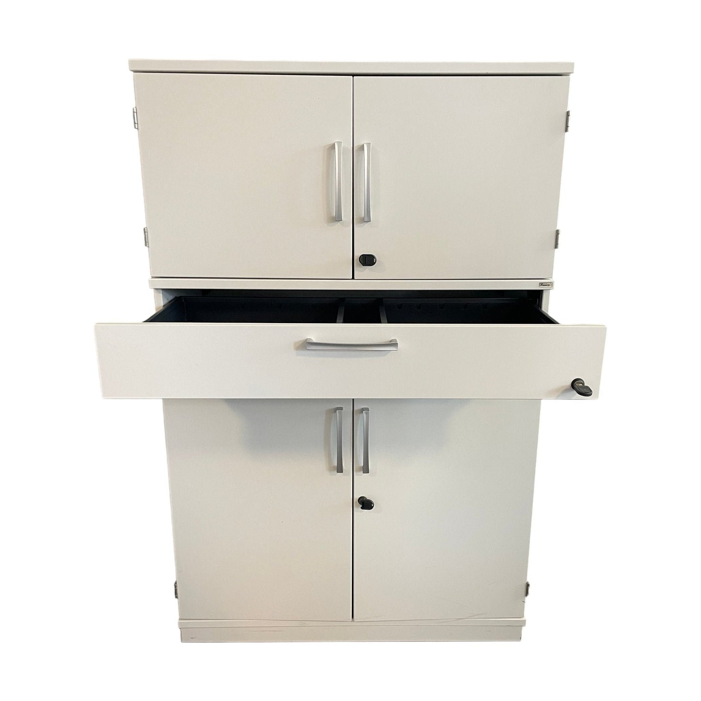 Skap fra Kinnarps, hvit, 4 dører + skuff