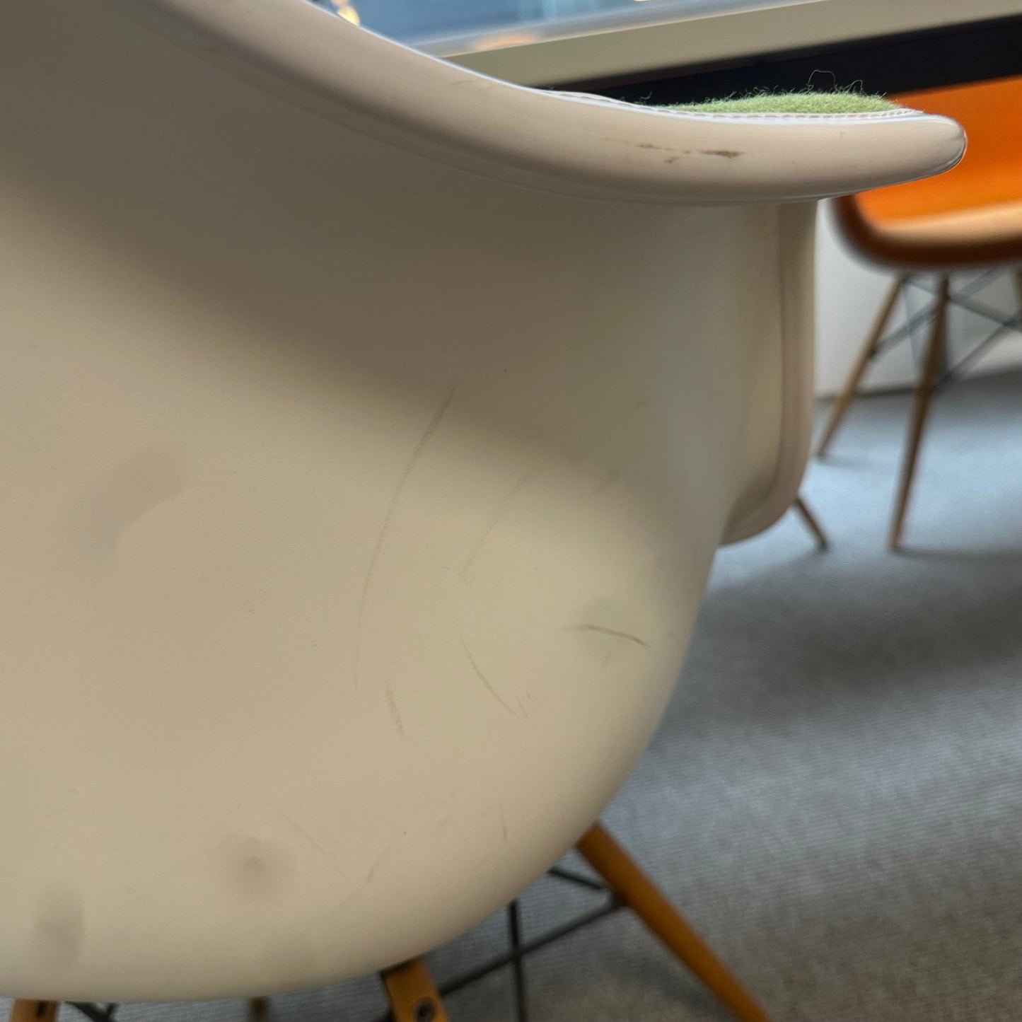 Eames spisestol fra Vitra, oransje