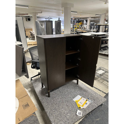 Arun skap fra A-Møbler, mørk tre