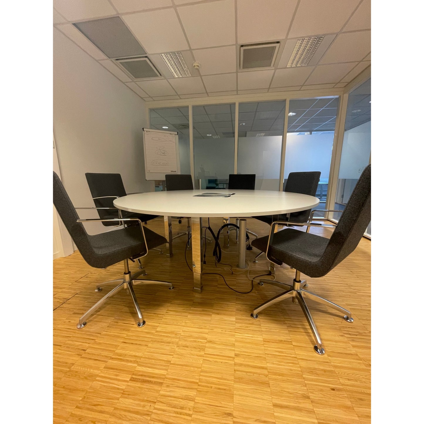 Rundt møtebord fra EFG, lys grå, 180x180 cm