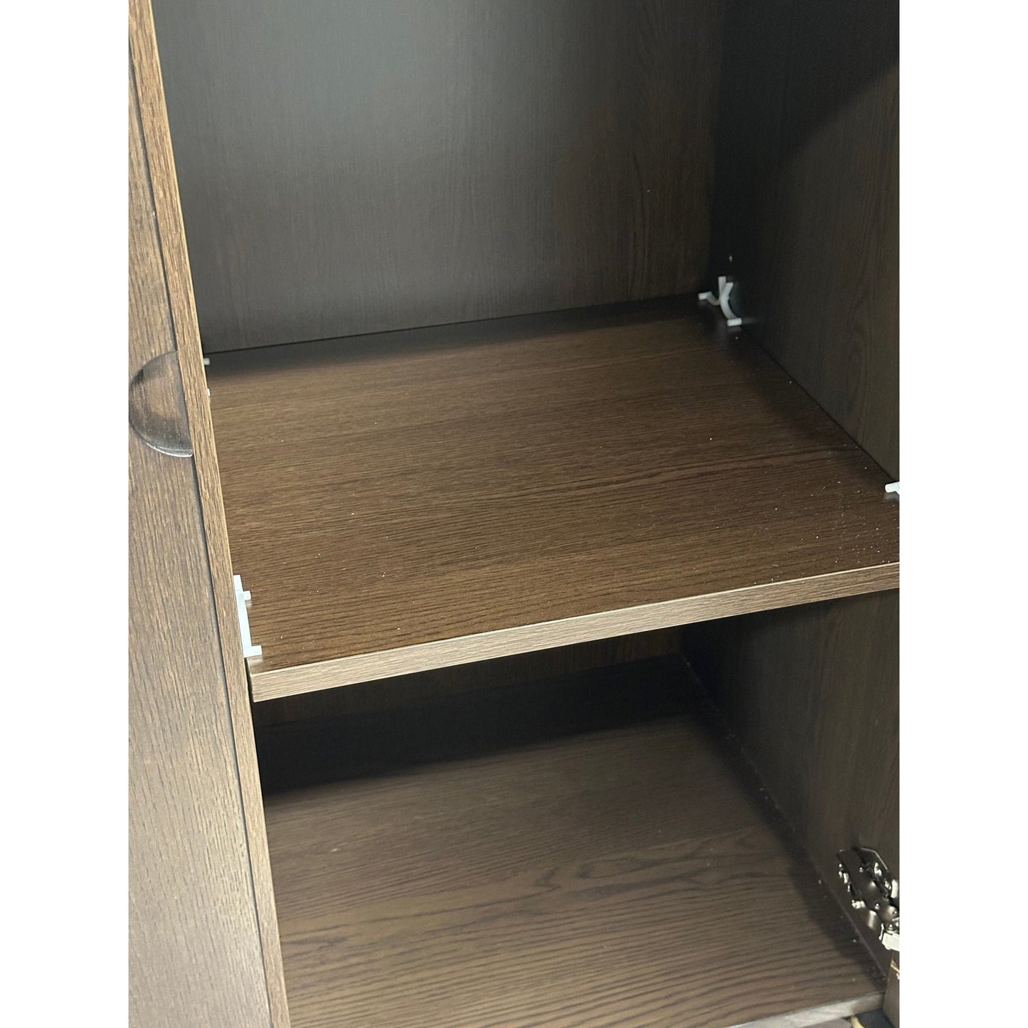 Arun skap fra A-Møbler, mørk tre