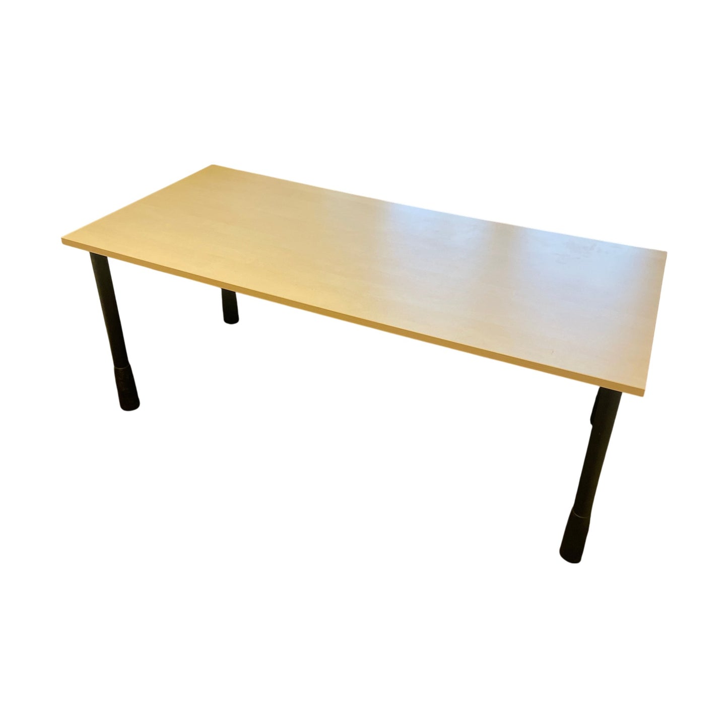 Trefarget skrivebord m/ sorte ben, 180cm