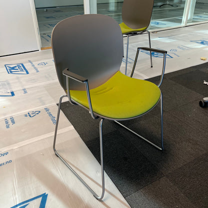 Møtestol fra RBM m/polstret sete og armlener, stablebar