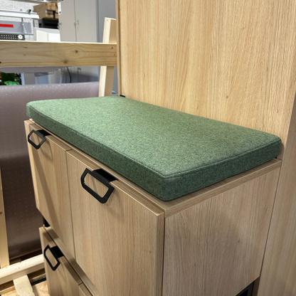 Oppbevaringsbenk fra AJ Produkter, eik med grønn pute