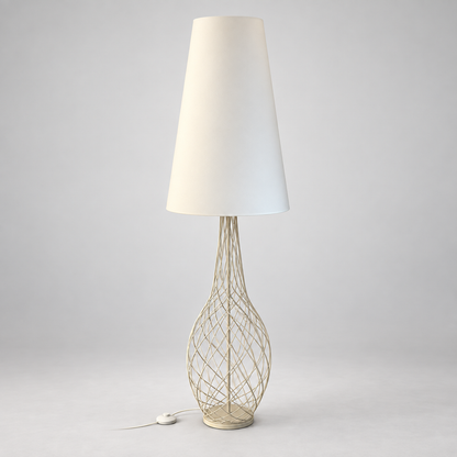 Gulvlampe i hvit, flettet metallfot