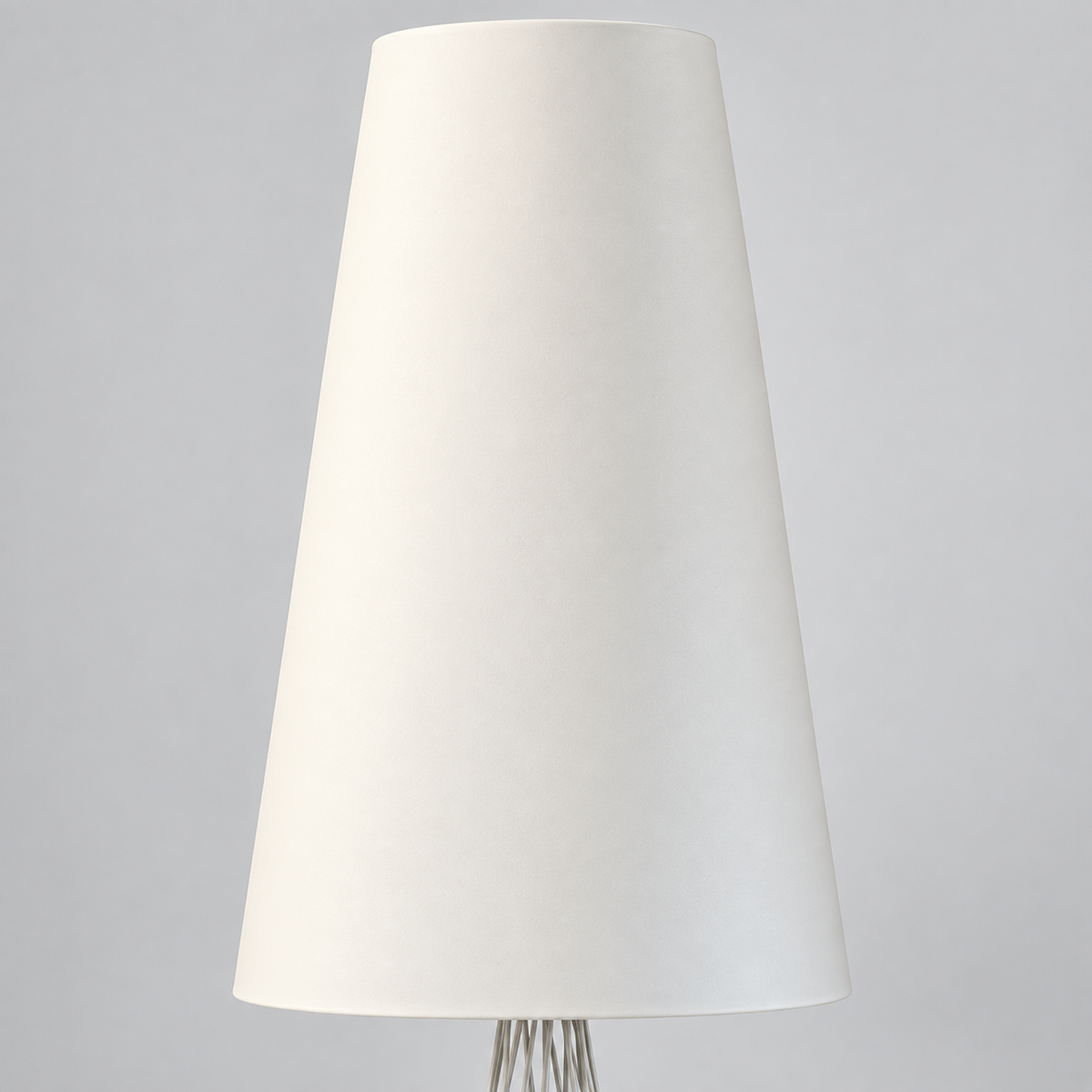 Gulvlampe i hvit, flettet metallfot