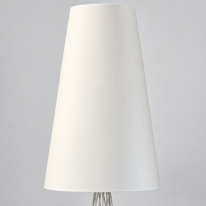 Gulvlampe i hvit, flettet metallfot