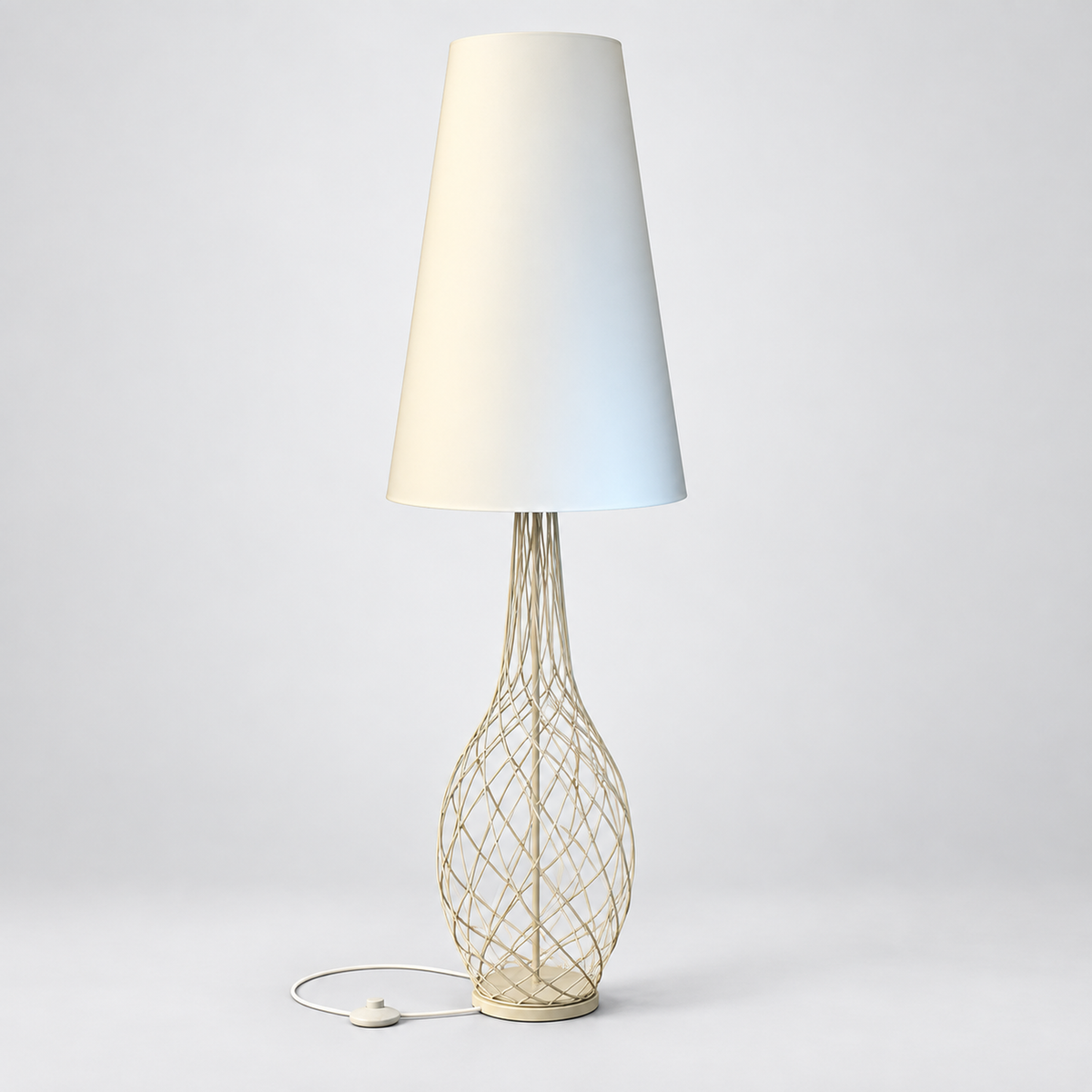 Gulvlampe i hvit, flettet metallfot