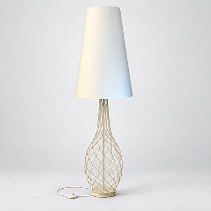 Gulvlampe i hvit, flettet metallfot