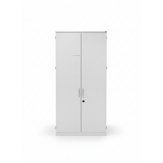 Høyskap fra Kinnarps med lås, slagdør, hvit