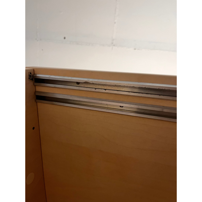 Skap QBUS, låsbare skyvedører m/håndtak, 4 hyller, sokkel, H2020 B800 D400 mm, bjørk