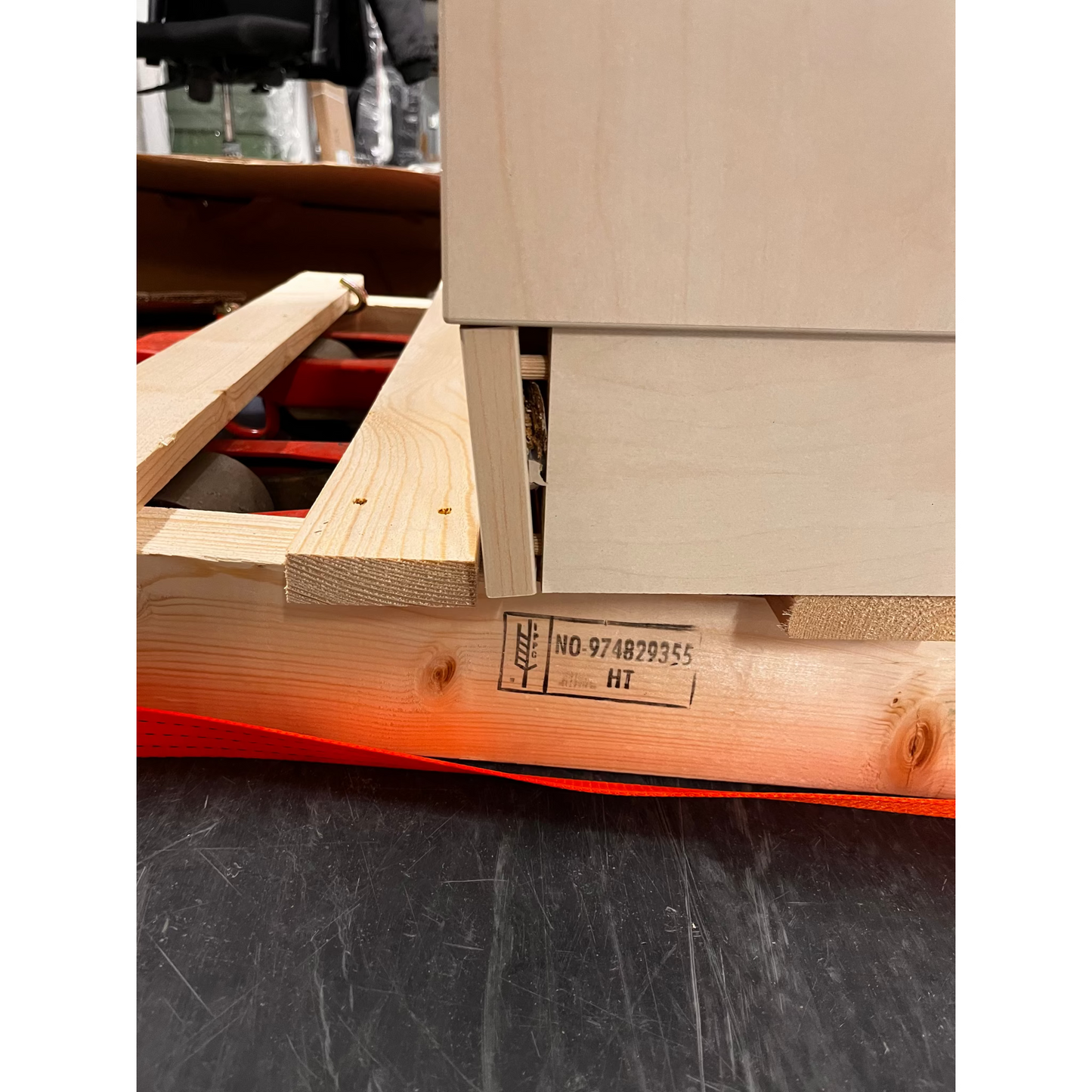 Skap QBUS, låsbare skyvedører m/håndtak, 4 hyller, sokkel, H2020 B800 D400 mm, bjørk