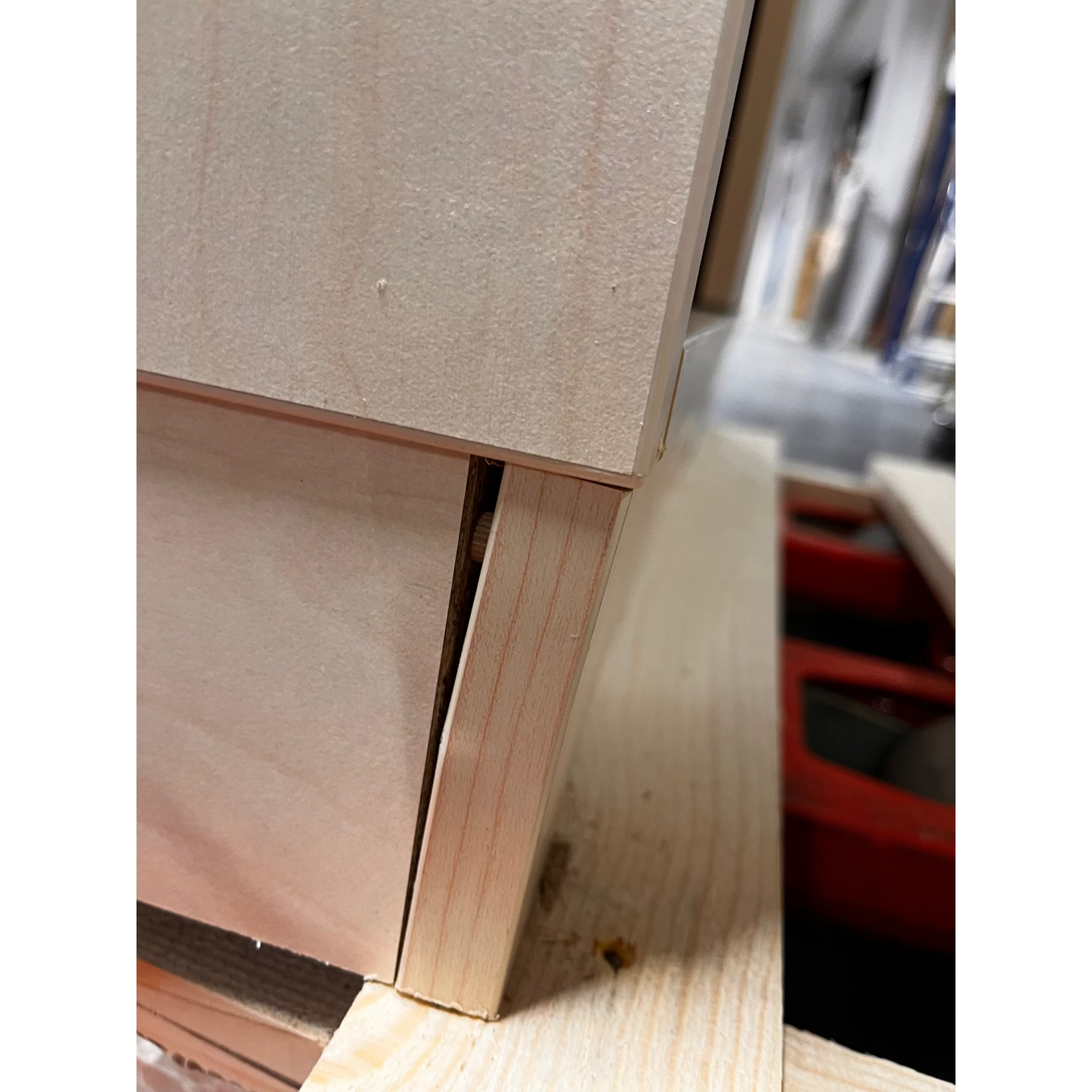 Skap QBUS, låsbare skyvedører m/håndtak, 4 hyller, sokkel, H2020 B800 D400 mm, bjørk