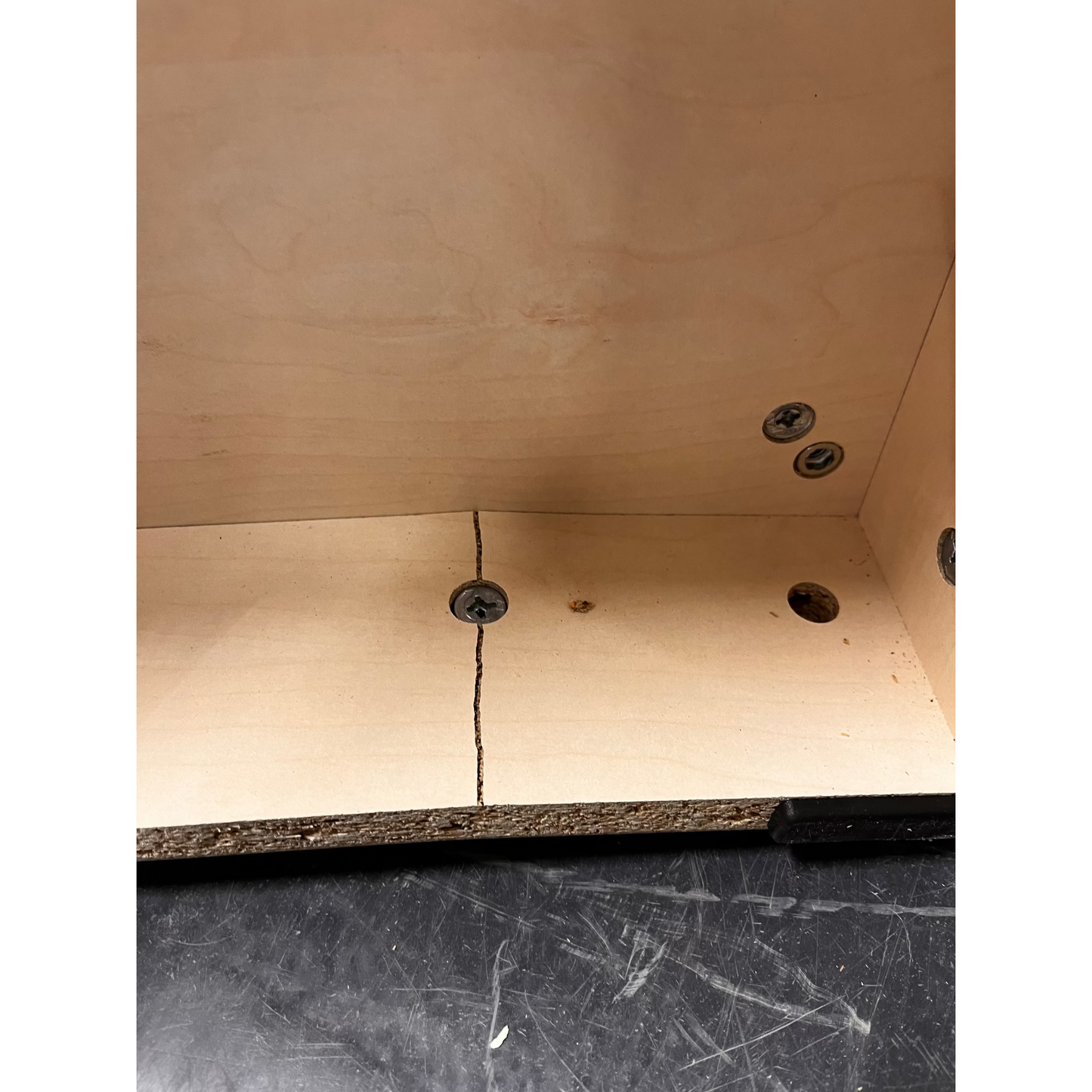 Skap QBUS, låsbare skyvedører m/håndtak, 4 hyller, sokkel, H2020 B800 D400 mm, bjørk