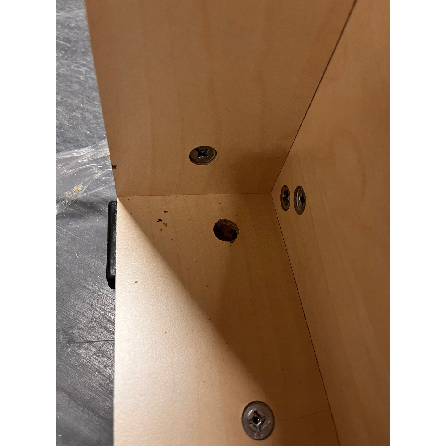 Skap QBUS, låsbare skyvedører m/håndtak, 4 hyller, sokkel, H2020 B800 D400 mm, bjørk