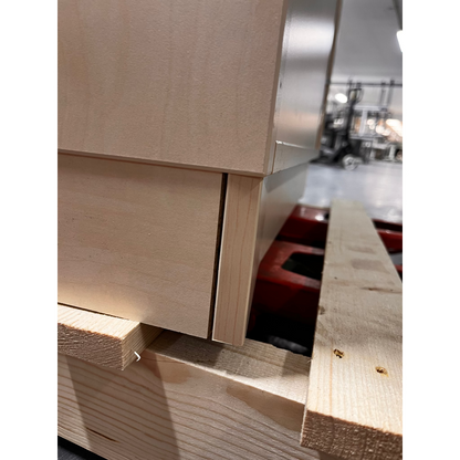 Skap QBUS, låsbare skyvedører m/håndtak, 4 hyller, sokkel, H2020 B800 D400 mm, bjørk